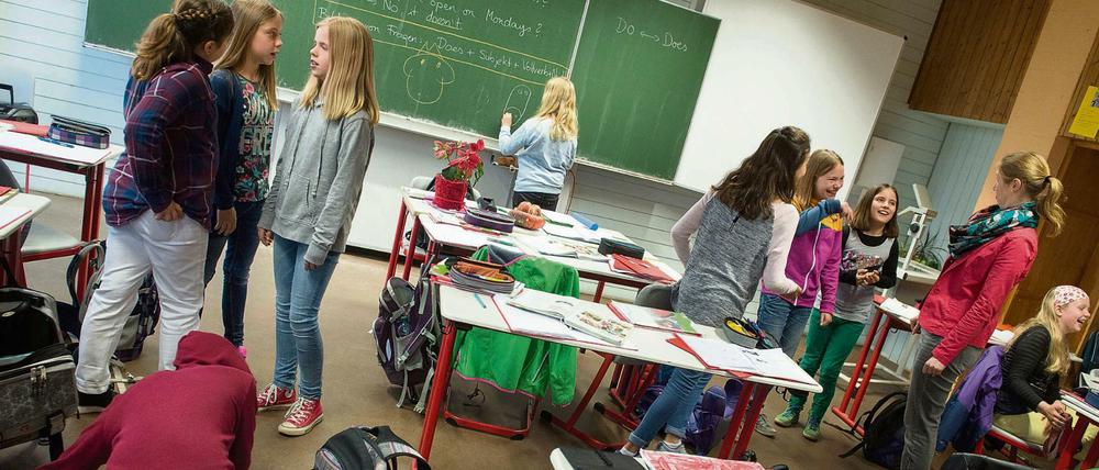 Individuell und unterhaltsam. Lehrkräfte sollen den Schülern helfen, eigene Lücken kontinuierlich zu bearbeiten. Dabei kann auch „Bewegungslernen“ helfen: So können Schüler etwa Situationen aus dem Lehrbuch „dramatisieren“.