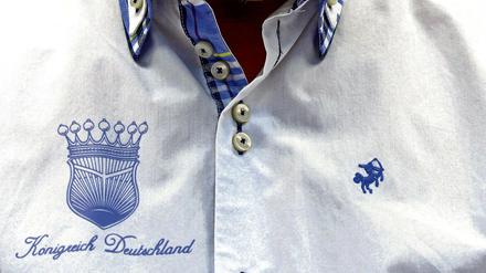 "Königreich Deutschland" steht auf dem Hemd des selbst ernannten "Königs von Deutschland", Peter Fitzek.