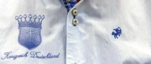 "Königreich Deutschland" steht auf dem Hemd des selbst ernannten "Königs von Deutschland", Peter Fitzek.