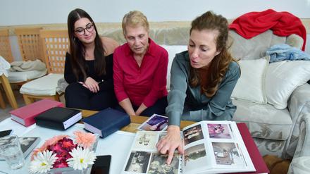 Für das Gespräch haben die drei Frauen der Familie Gönül Fotoalben rausgesucht.