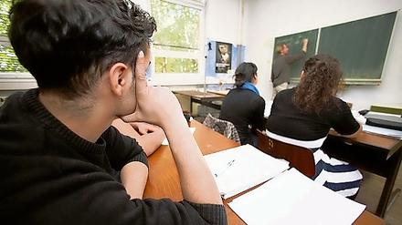 Standards erreichen. Beim letzten Test gelang das in Berlin 90 Prozent der Schülerinnen und Schüler, die nicht am Gymnasium sind, in Deutsch nicht.