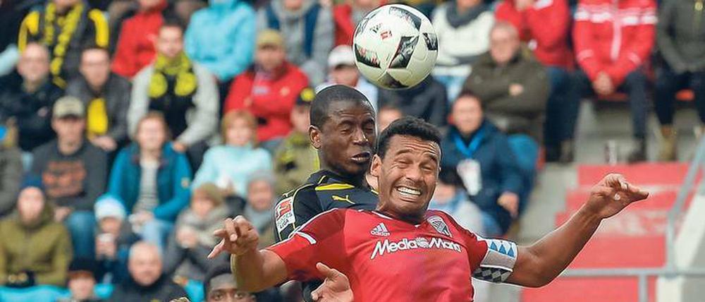 Übersprungshandlung. Dortmunds Adrian Ramos (oben) und Ingolstadts Marvin Matip im Duell um den Ball. Foto: AFP/Schiffmann