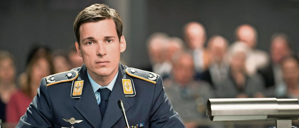 Held oder Mörder: Der angeklagte Luftwaffenpilot Lars Koch (Florian David Fitz) vor dem (Fernseh-)Gericht