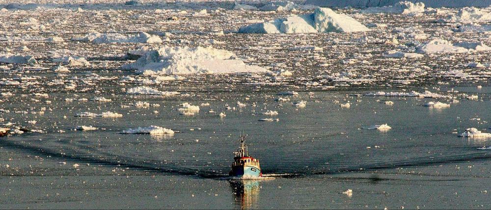 Ein Boot im schmelzenden Eis des Ilulissat-Fjords in Grönland.