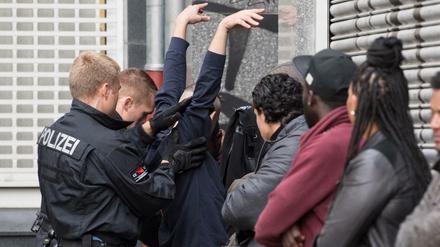 Genau hinschauen. Menschen, die für die Polizei nicht "deutsch" aussehen, berichten immer wieder von Rassismus durch Beamte. 