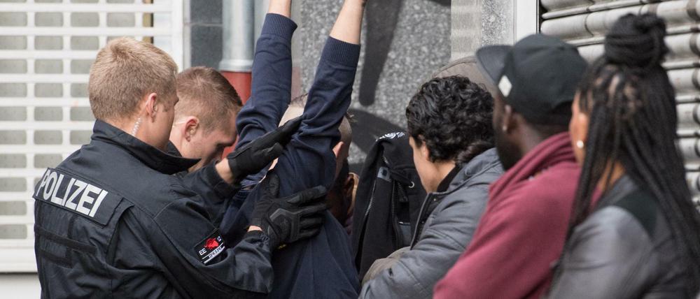 Genau hinschauen. Menschen, die für die Polizei nicht "deutsch" aussehen, berichten immer wieder von Rassismus durch Beamte. 