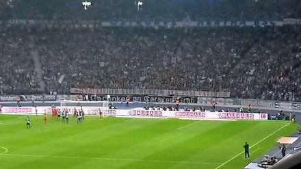 In der Ostkurve: Dieses Banner rief starke Reaktionen hervor.
