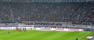 In der Ostkurve: Dieses Banner rief starke Reaktionen hervor.