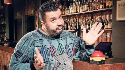 Macht Fernsehen, will sich aber nicht zum Fernsehaffen machen. Könnte klappen, Oliver Polak hat reichlich TV-Erfahrung.