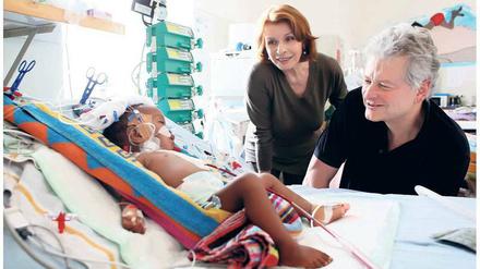 Mit viel Herz. Archemed-Gründer Peter Schwidtal, zeigt Vereinsunterstützerin Senta Berger das Kinderoperationszentrum in Asmara.
