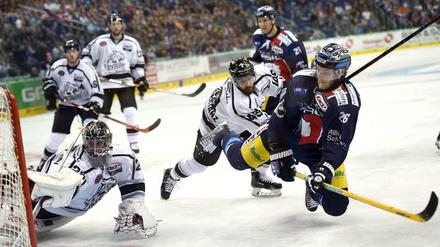 Florian Busch (r.) fehlt den Eisbären weiterhin wegen einer Knieverletzung. Ersatz für ihn zu finden, ist eine Herausforderung.