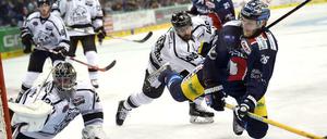 Florian Busch (r.) fehlt den Eisbären weiterhin wegen einer Knieverletzung. Ersatz für ihn zu finden, ist eine Herausforderung.