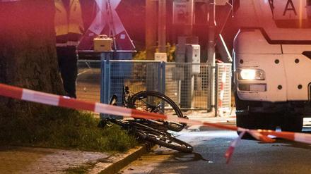 Rad am Boden, Fahrer verletzt oder tot, Lkw unbeschadet. Bilder, die sich wiederholen.