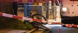 Rad am Boden, Fahrer verletzt oder tot, Lkw unbeschadet. Bilder, die sich wiederholen.