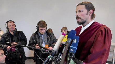 Oberstaatsanwalt Simon Henrichs spricht am 20.10.2016 nach dem Prozessauftakt gegen Safia S. 