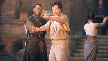 Magische Power. Als Chirurg hat Dr. Strange ausgedient. Aber es gibt ja die Möglichkeit, zum Superhelden umzuschulen.
