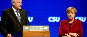 Abgekanzelt vom großen Vorsitzenden der kleineren Schwesterpartei: Die Kanzlerin im November 2015 auf dem CSU-Parteitag. In der Haltung, die normalerweise ein Dankwort lang dauert, musste sich Angela Merkel die Gardinenpredigt Horst Seehofers gegen ihre Politik gefallen lassen. 