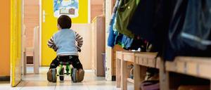 Platz da! Ein Junge rollert durch die Gänge seiner Kita.