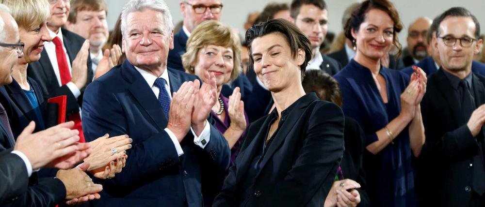 Bei der Entgegennahme des Friedenspreises des Deutschen Buchhandels sprach Carolin Emcke unter anderem Zugehörigkeit und die Frage, wie dem Fanatismus begegnet werden kann.