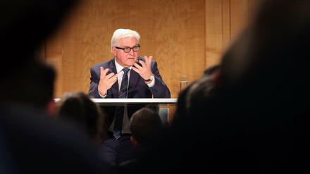 Soll nach dem Willen der SPD Bundespräsident werden: Außenminister Frank-Walter Steinmeier (SPD), der hier im Auswärtigen Amt mit Jugendlichen über Europa diskutiert.