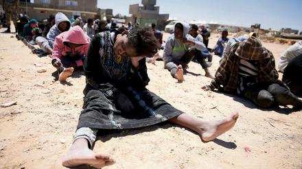 Ohne Hoffnung. Die libysche Marine hat Migranten in Gewahrsam genommen. Hunderttausende wollen von dem nordafarikanischen Land aus nach Europa gelangen.
