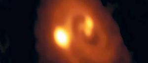 Triple. Dieses Dreifachsternsystem hat das „Alma“-Teleskop aufgespürt.