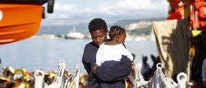Sie haben es geschafft: Diese Flüchtlinge konnten von einem Rettungsschiff auf dem Mittelmeer an Bord genommen werden. 