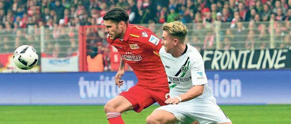 Gezielt zum Aufstieg. Erfolge wie gegen Hannover 96 haben bei Christopher Trimmel (links) und dem 1. FC Union Berlin viel Euphorie entstehen lassen.
