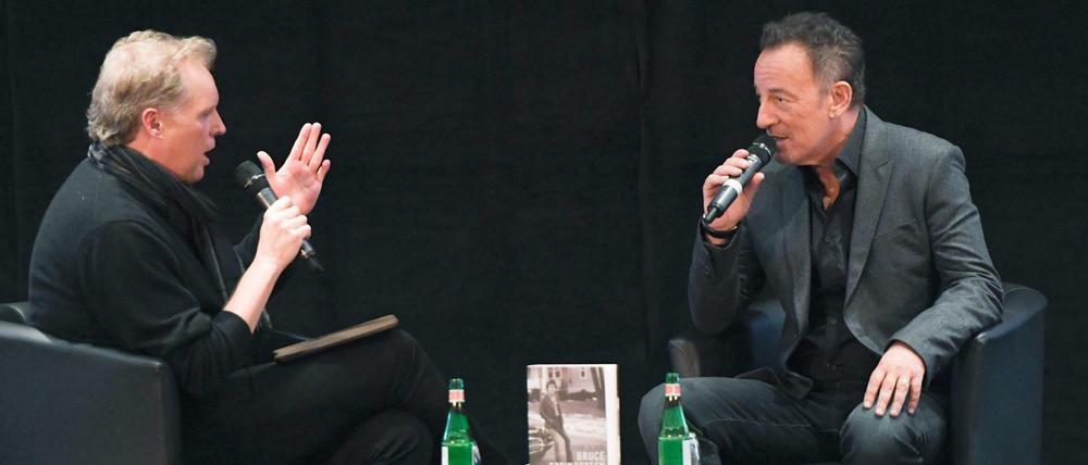 Bruce Springsteen (r) wird am 20.10.2016 zu Beginn eines Pressegesprächs in Frankfurt am Main von WDR-Musikredakteur Thomas Steinberg interviewt.