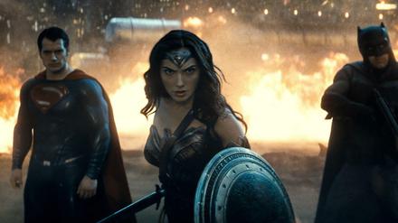 Allein unter Männern: Gal Gadot im Kinofilm „Batman v Superman: Dawn of Justice“.