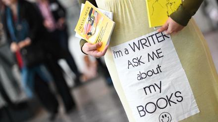 Aufmerksamkeit ist alles. Mit der Aufschrift «I'm a Writer - Ask me about my Books» auf ihrem Kleid wirbt die israelische Autorin Noga Pesso aus Tel Aviv auf der Buchmesse in Frankfurt am Main für ihre Bücher.