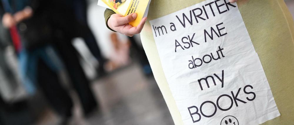 Aufmerksamkeit ist alles. Mit der Aufschrift «I'm a Writer - Ask me about my Books» auf ihrem Kleid wirbt die israelische Autorin Noga Pesso aus Tel Aviv auf der Buchmesse in Frankfurt am Main für ihre Bücher.