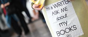 Aufmerksamkeit ist alles. Mit der Aufschrift «I'm a Writer - Ask me about my Books» auf ihrem Kleid wirbt die israelische Autorin Noga Pesso aus Tel Aviv auf der Buchmesse in Frankfurt am Main für ihre Bücher.
