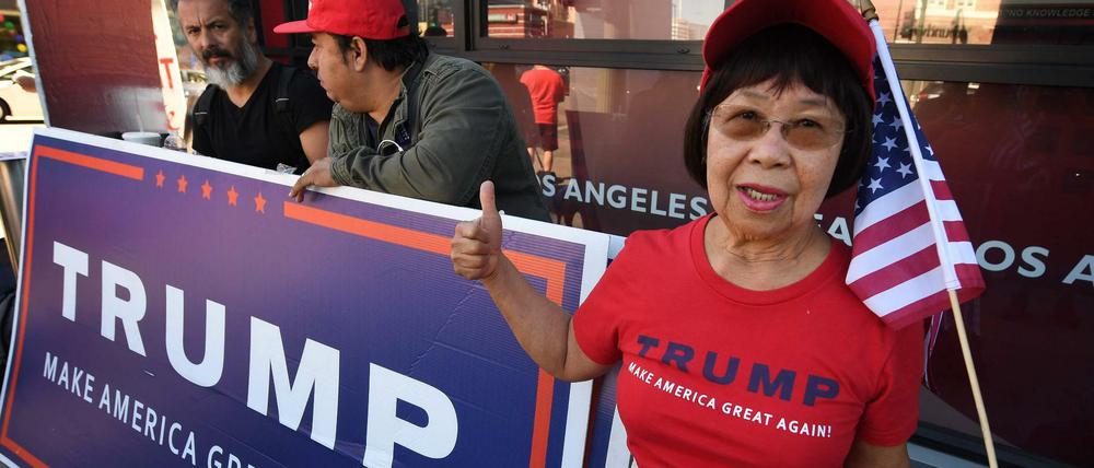 Fanveranstaltung. Trump-Anhänger werben für den Kandidaten der Republikaner. Der gibt sich kämpferisch, Beobachter sehen aber Anzeichen für Resignation.