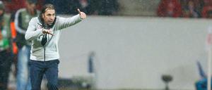 Dirigent im Regen. 05-Coach Martin Schmidt gibt Anweisungen.