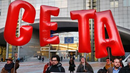 Demonstranten protestieren beim EU-Gipfel in Brüssel gegen Ceta.