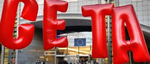 Demonstranten protestieren beim EU-Gipfel in Brüssel gegen Ceta.