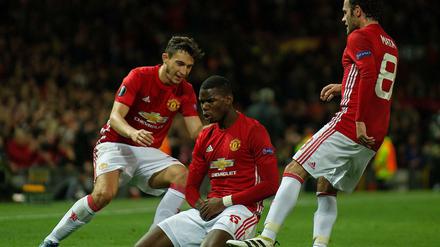 Paul Pogba (Mitte) feiert sein Tor mit Juan Mata (rechts) und Matteo Darmian.