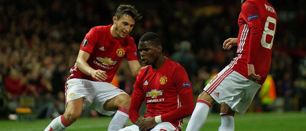 Paul Pogba (Mitte) feiert sein Tor mit Juan Mata (rechts) und Matteo Darmian.