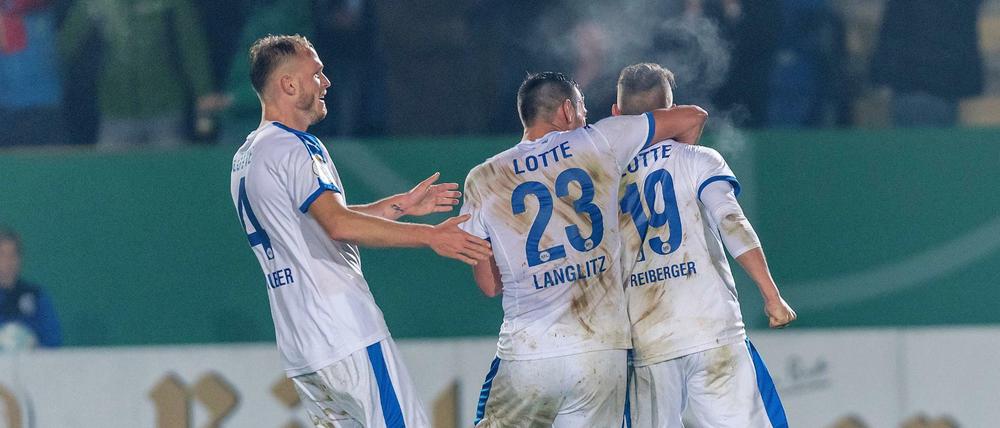 Lottes Kevin Freiberger jubelt mit Lottes Alexander Langlitz und Lottes Gerrit Nauber (r-l) über sein Tor zum 2:2.
