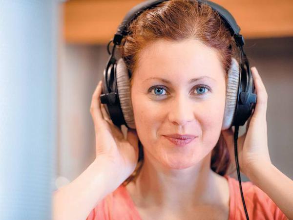 Doris Anselm, Reporterin bei Radio Berlin 88,8, spricht sämtliche Texte für den Berliner Roboter Yolandi während seiner Woche beim RBB.