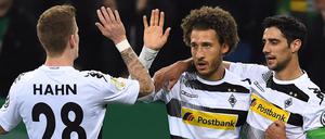 Andre Hahn (l-r), Lars Stindl und Torschütze Fabian Johnson aus Mönchengladbach feiern das 1:0.