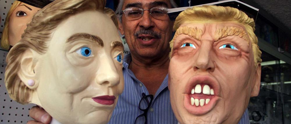 Maskenhafte Kandidaten: Hillary Clinton (links) und Donald Trump. 