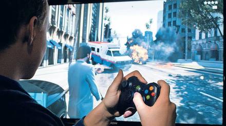 Digitales Chaos. In Videogames geht es oft hoch her, der Spieler muss sich gegen viele Feinde durchsetzen. Aber hat das Spielen auch Einfluss auf gewalttätiges Handeln in der realen Welt? Die Wissenschaft ist gespalten, die Studien sind umstritten. 