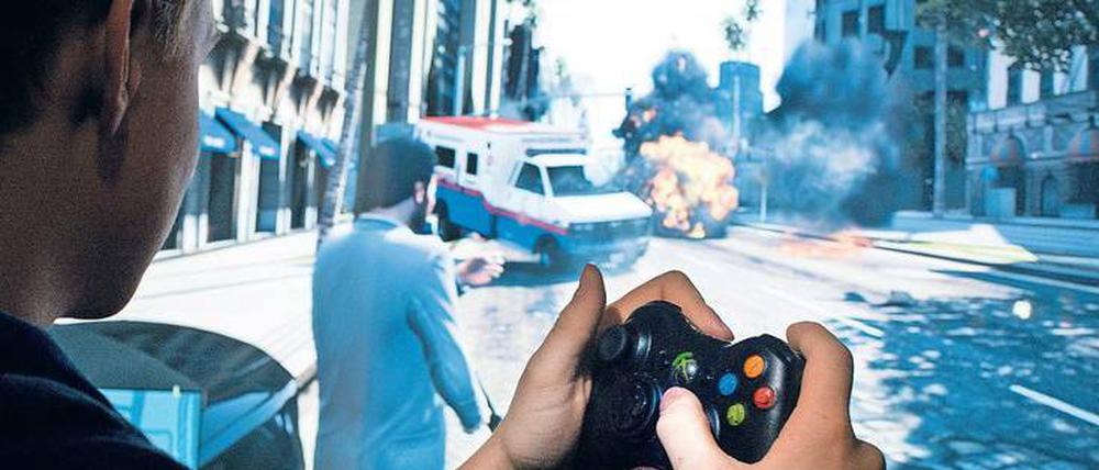 Digitales Chaos. In Videogames geht es oft hoch her, der Spieler muss sich gegen viele Feinde durchsetzen. Aber hat das Spielen auch Einfluss auf gewalttätiges Handeln in der realen Welt? Die Wissenschaft ist gespalten, die Studien sind umstritten.
