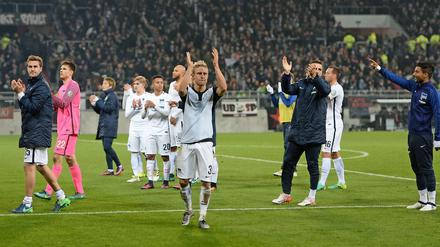 Herthas Spieler bedanken sich nach dem Abpfiff beim mitgereisten Publikum.