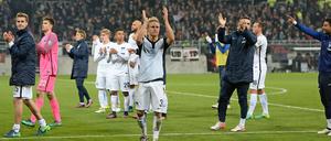Herthas Spieler bedanken sich nach dem Abpfiff beim mitgereisten Publikum.