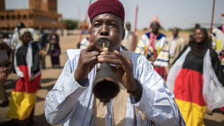 Flöten für Deutschland. Beim Afrika-Besuch der Kanzlerin in Niamey im Niger in Afrika wurde sie auch musikalisch begrüßt.