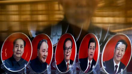 Die Teller in diesem Schaufenster zeigen die fünf wichtigsten Führer der Volksrepublik China: Mao Zedong, Deng Xiaoping, Jiang Zemin, Hu Jintao und der aktuelle Präsident Xi Jinping (v.l.n.r.). 