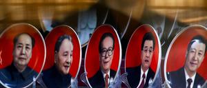 Die Teller in diesem Schaufenster zeigen die fünf wichtigsten Führer der Volksrepublik China: Mao Zedong, Deng Xiaoping, Jiang Zemin, Hu Jintao und der aktuelle Präsident Xi Jinping (v.l.n.r.).